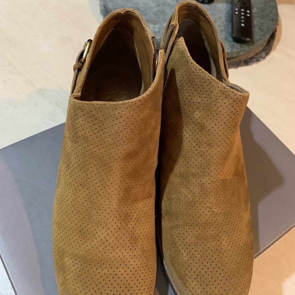 Vince Camuto womens boots size 9.